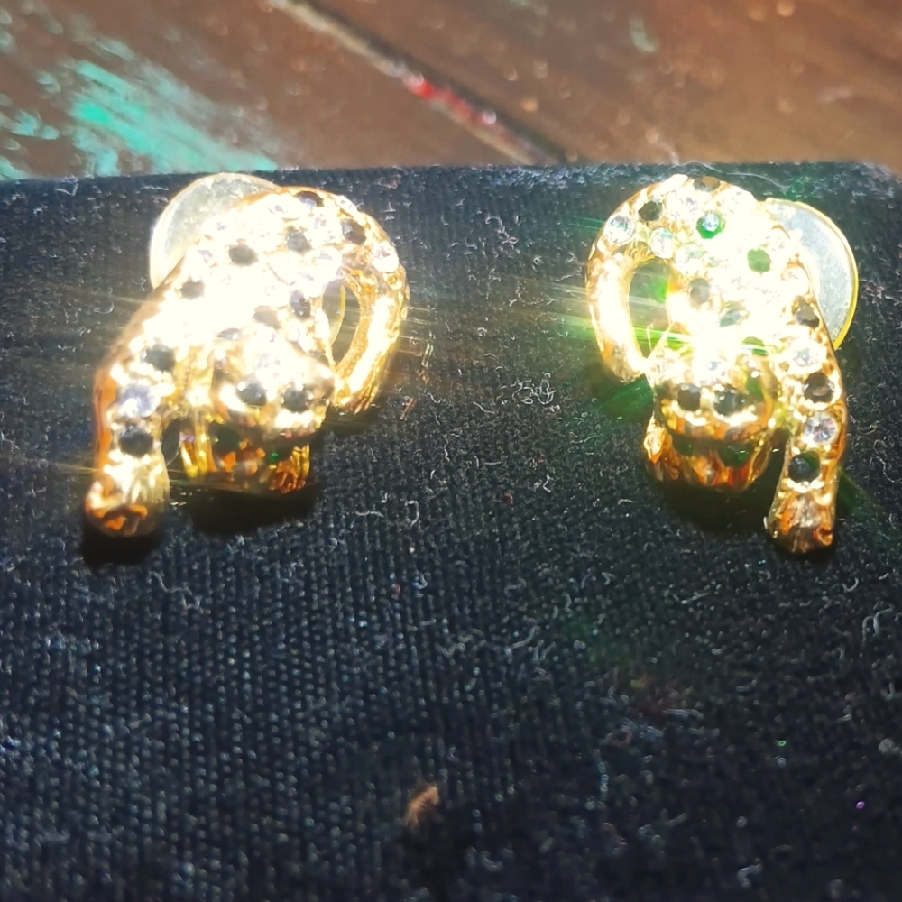 Vintage Leopard earrings, beautiful in person. Like new condition.